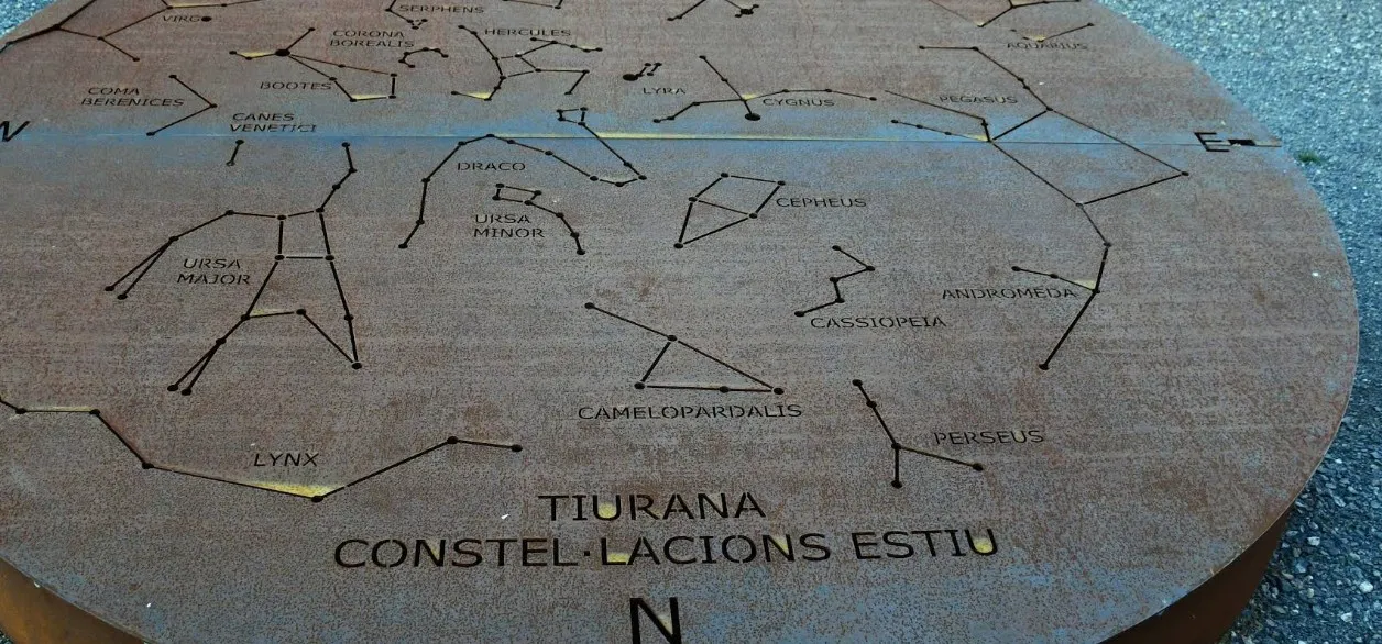 Mirador astronòmic de les constel·lacions d'estiu
