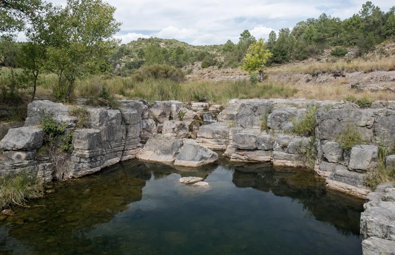 Poza y salto de agua