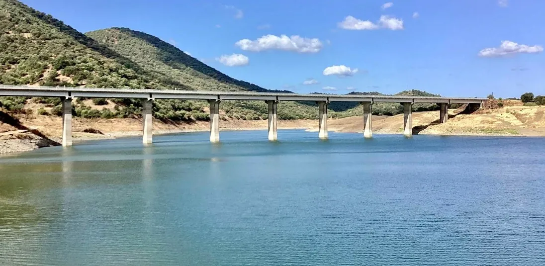 Puente del embalse de San Rafael De Navallana